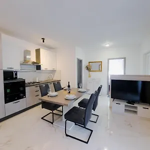 Ad Astra, Apartman
